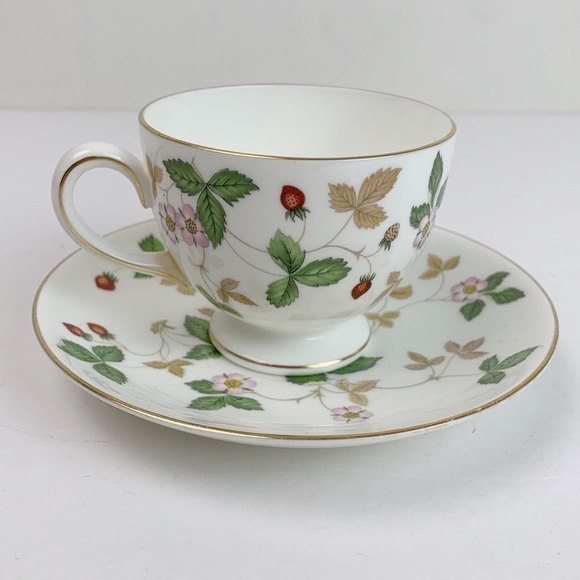 Wedgewood bone china tea / coffee cup & saucer set, Wild Strawberry EUC - Picture 2 of 10